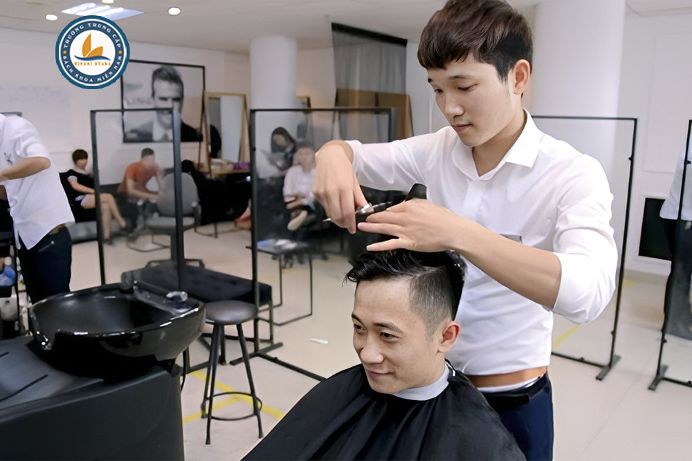 Ngành dịch vụ thu hút nhiều bạn trẻ 