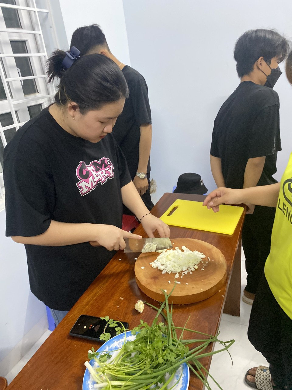 Học viên thực hành theo hướng dẫn của giáo viên
